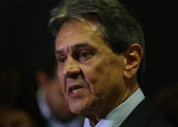 Roberto Jefferson reage a prisão e estilhaços atingem policiais