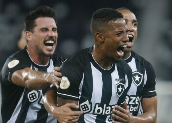 Botafogo vence Bragantino e aumenta chances de vaga na Libertadores