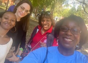 Angelina Jolie visita a filha Zahara na universidade e posa para fotos com fãs