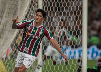Cano vence duelo de artilheiros com Pedro Raul