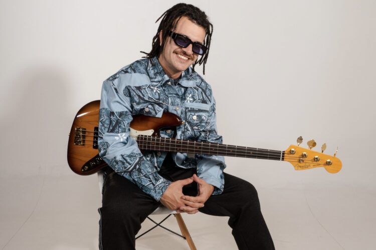 Junior Bazz: conheça o baixista que está ganhando espaço nos palcos do país