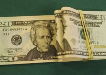 Dólar cai para R$ 5,28 com China e PEC da Transição