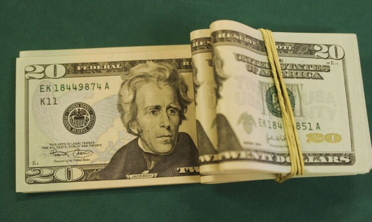 Dólar cai para R$ 5,28 com China e PEC da Transição