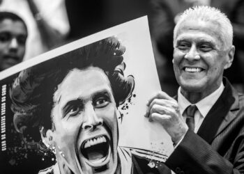 CBF, ex-jogadores e políticos prestam última homenagem a Dinamite