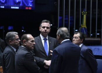 “O Brasil não vai ceder diante de golpismos”, diz presidente do Senado
