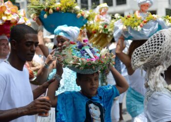 Cariocas comemoram o Dia de Iemanjá no Arpoador