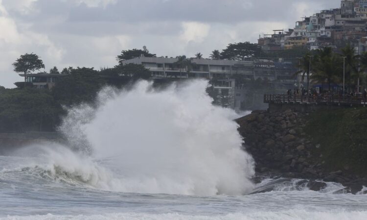 Bombeiros salvam mais de 1,6 mil vidas nas praias do Rio no carnaval