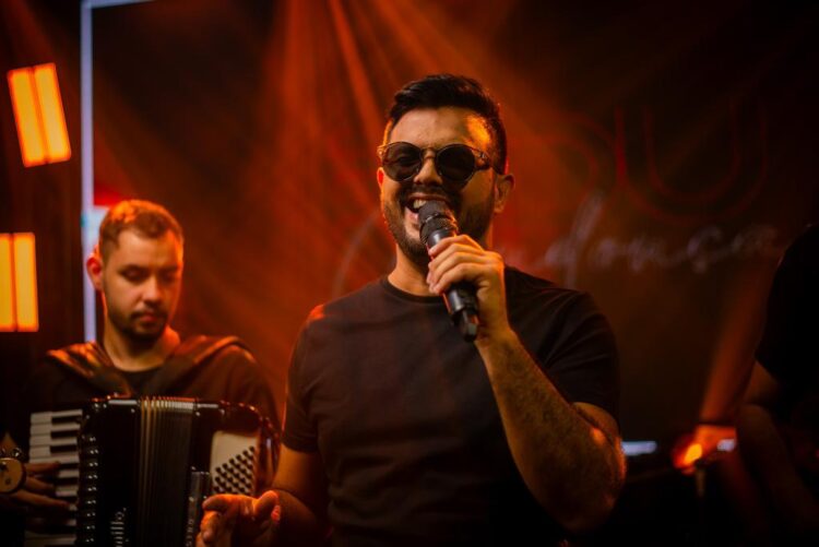 Edu Mendonça tem romantismo e sofrência como apostas musicais